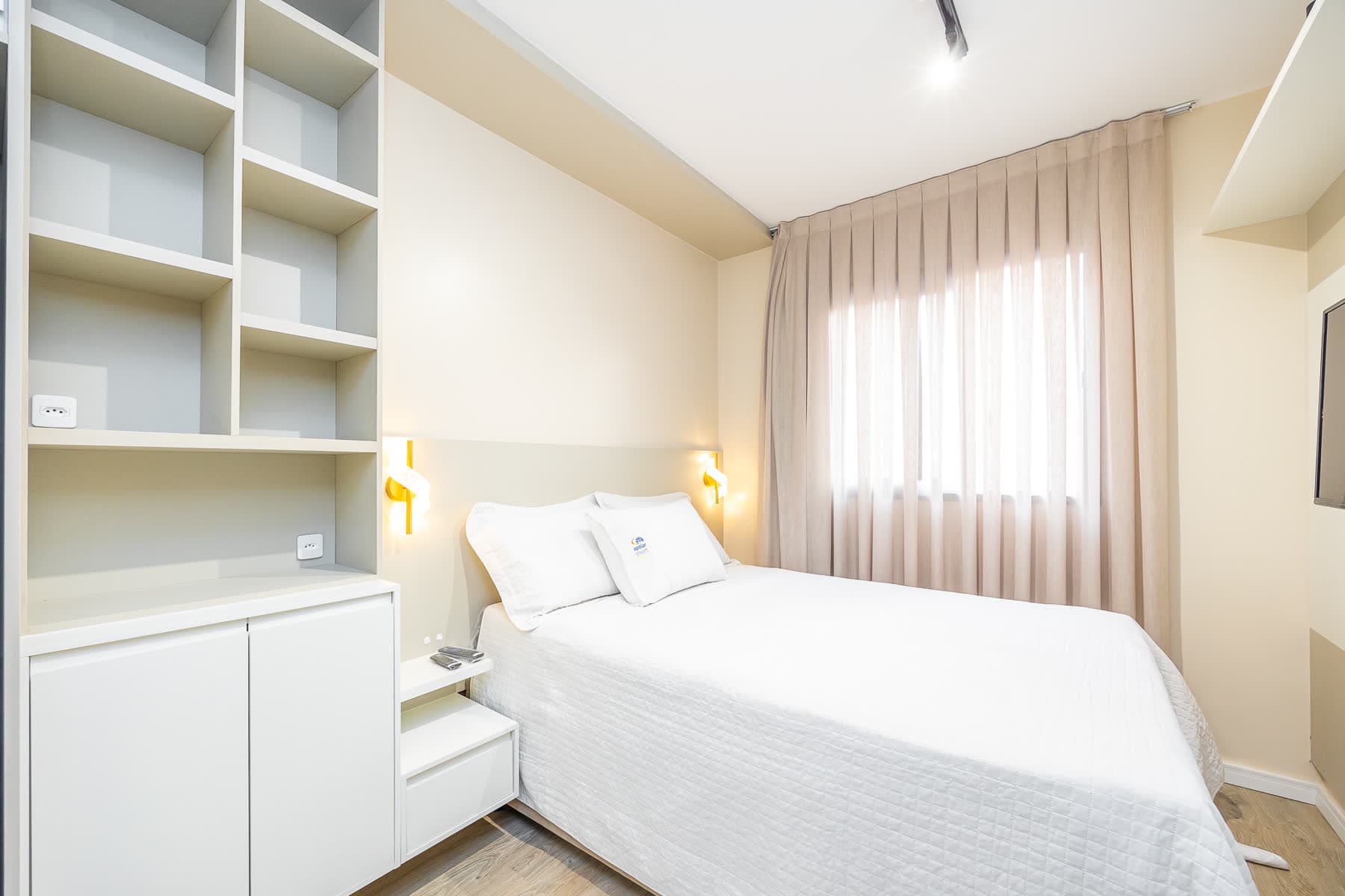 Studio decorado · armários e organização